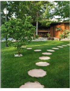 Senda de troncos en jardin
