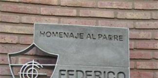 Carteles de piedra artificial marca Precal Cartel de hormigón