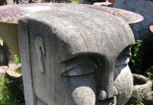 Escultura en piedra artificial tres caras Figura de tres caras en hormigón