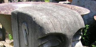 Escultura en piedra artificial tres caras Figura de tres caras en hormigón