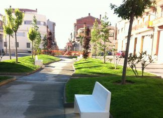 Banco de hormigón blanco con respaldo