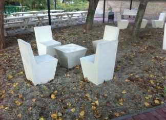 Cuatro sillas modelo buxo con mesa marca Precal