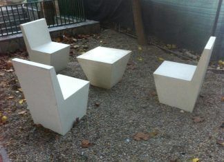 Mesa y tres sillas de hormigón