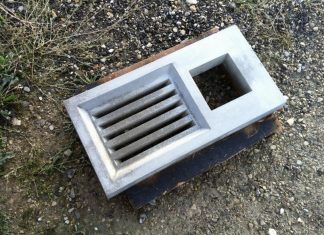 Base de fuente de hormigón con rejilla