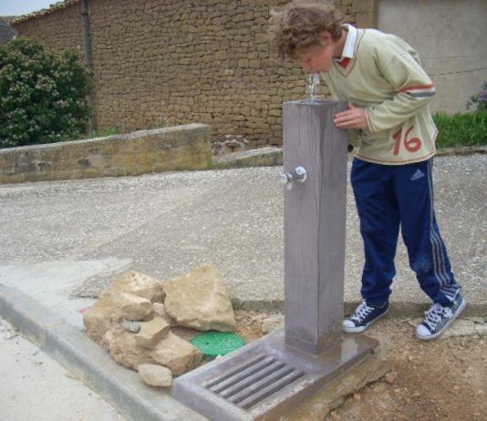 Fuente de hormigón marca Precal Fuente de hormigón doble bebedero