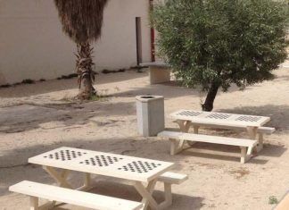 Mesa picnic con juegos de ajedrez