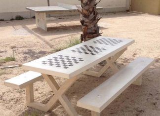 Mesa picnic de hormigón con juegos de ajedrez adaptados