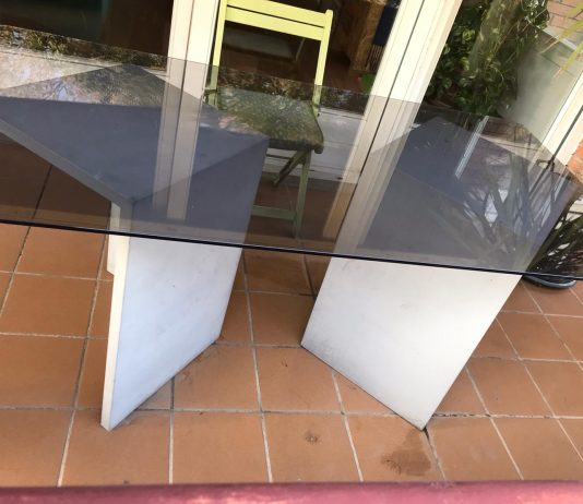 Mesa de jardín y terraza con patas de hormigón
